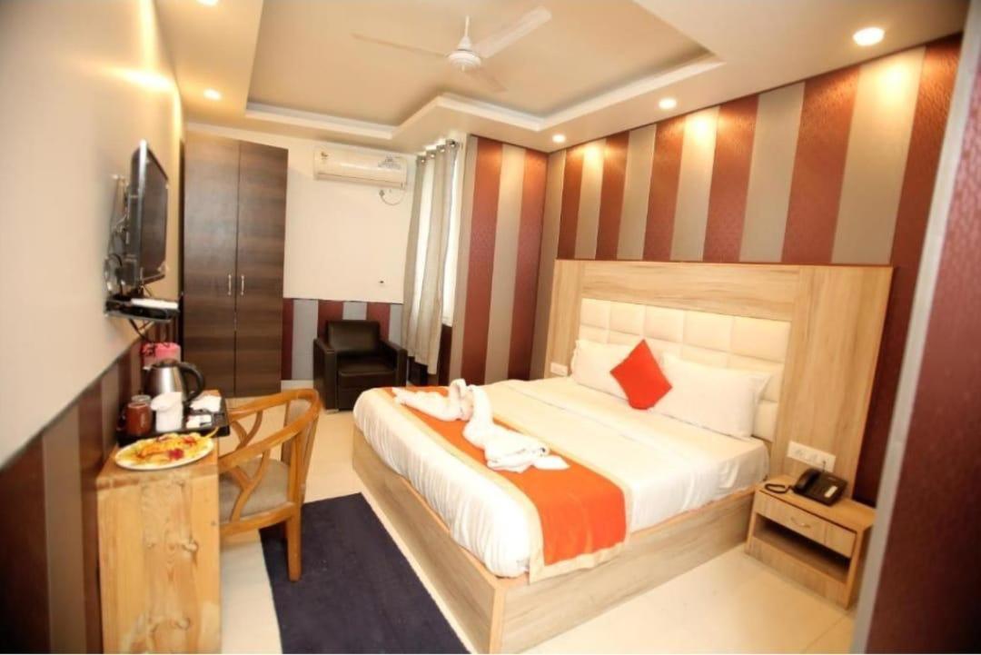 Royal Aman Delhi Airport 3*